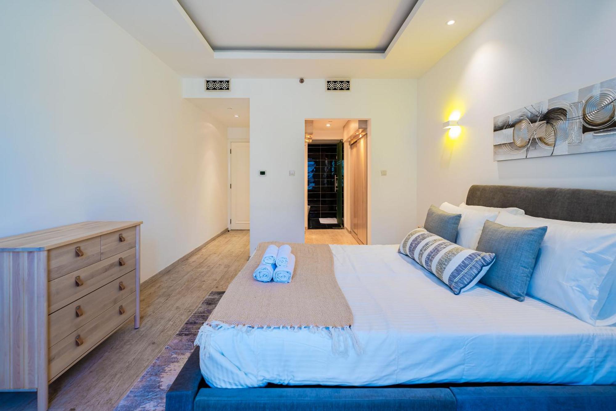 Contemporary 1 Bedroom 10 Minutes Walk To Mall Near Burj Khalifa Apartment *
