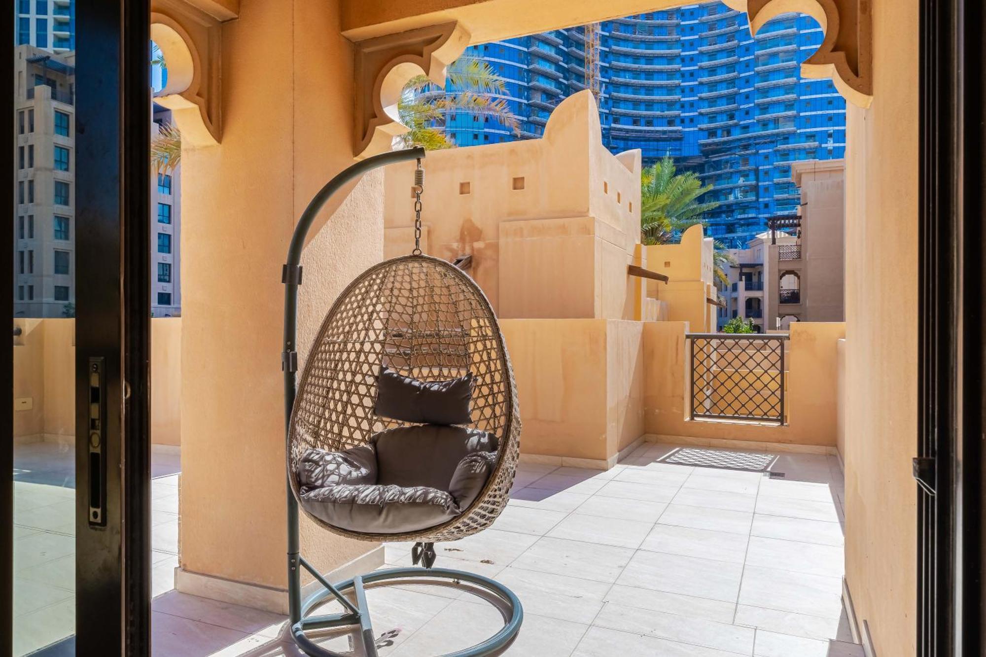 Contemporary 1 Bedroom 10 Minutes Walk To Mall Near Burj Khalifa Apartment