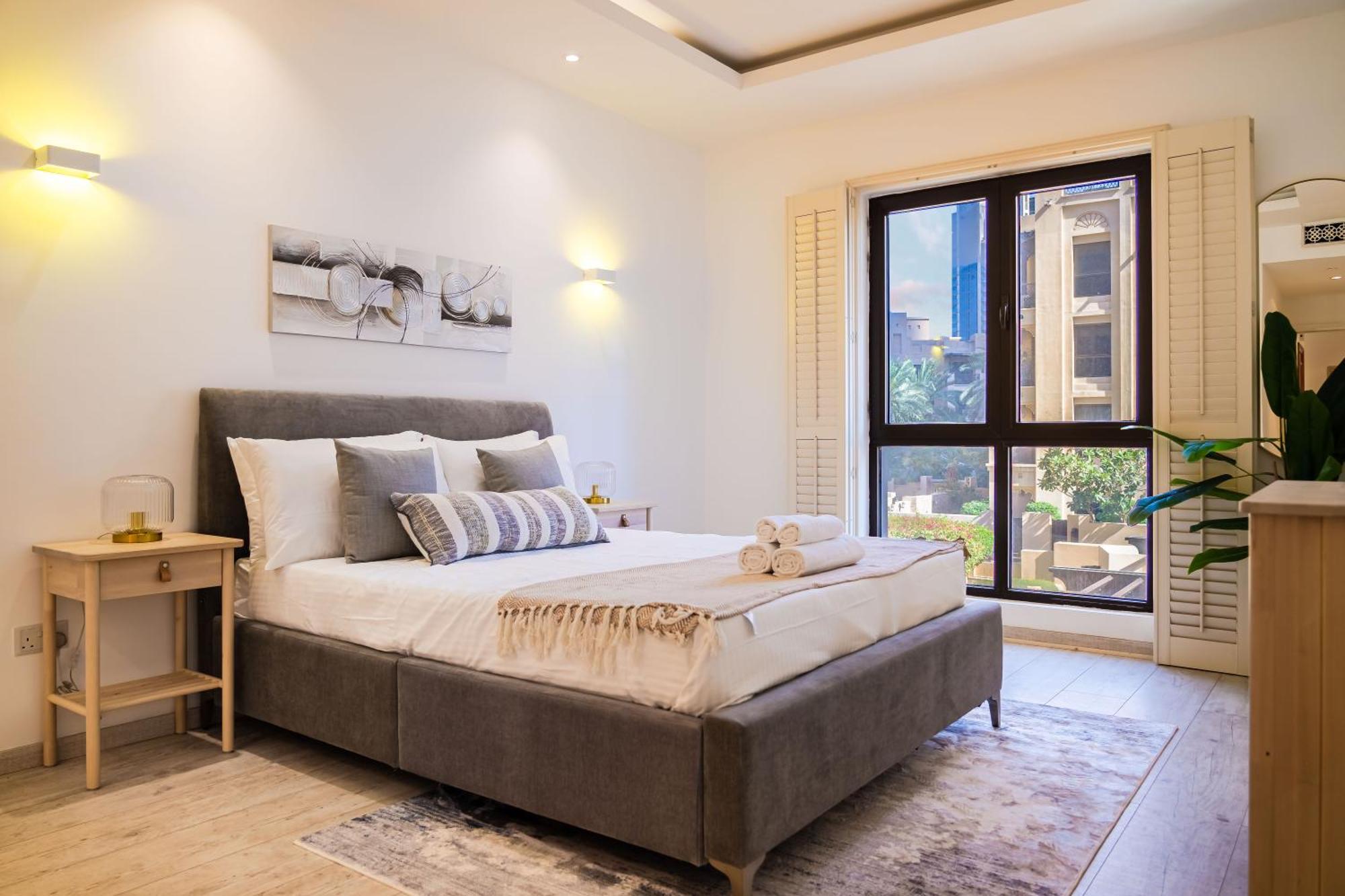Contemporary 1 Bedroom 10 Minutes Walk To Mall Near Burj Khalifa Apartment *